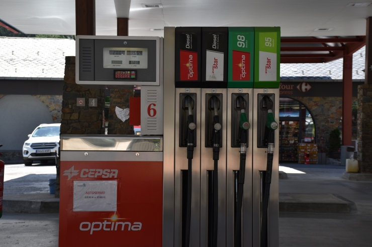 Els sortidors de carburants d'una gasolinera.