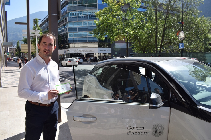El director d’Energia i Transports del Govern, Carles Miquel, mostra la nova etiqueta energètica per a vehicles.