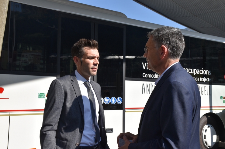 El conseller delegat d'Hife, Josep Maria Chavarria, i el secretari  d'Estat de Transició Energètica, Transports i Mobilitat, David Forné, conversen davant un dels busos de la nova línia.