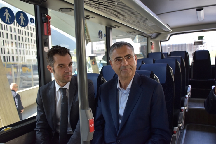 El conseller delegat d'Hife, Josep Maria Chavarria, i el secretari  d'Estat de Transició Energètica, Transports i Mobilitat, David Forné, a l'interior d'un dels autobusos.