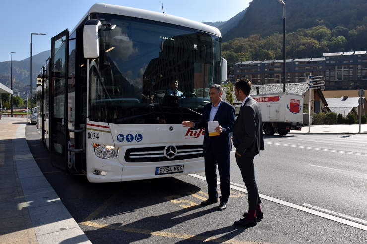 El conseller delegat d'Hife, Josep Maria Chavarria, i el secretari  d'Estat de Transició Energètica, Transports i Mobilitat, David Forné, davant un dels busos de la nova línia.