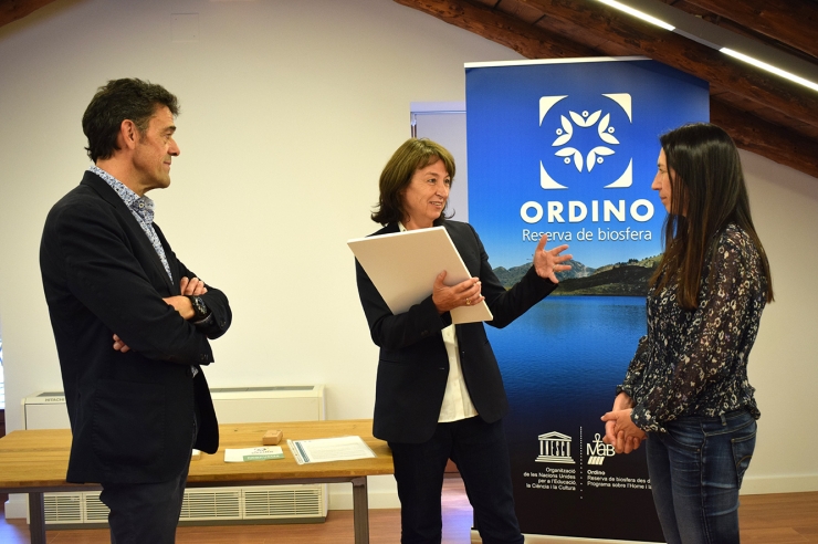 Els cònsols d'Ordino, Josep Àngel Mortés i Eva Choy, amb la responsable de L'Ànima del Bosc, Laurence Gassot.