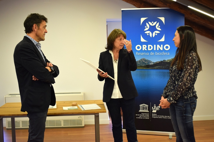 Els cònsols d'Ordino, Josep Àngel Mortés i Eva Choy, conversen anb la responsable de L'Ànima del Bosc, Laurence Gassot, que ha obtingut el segell relacionat amb la reserva de la biosfera.
 