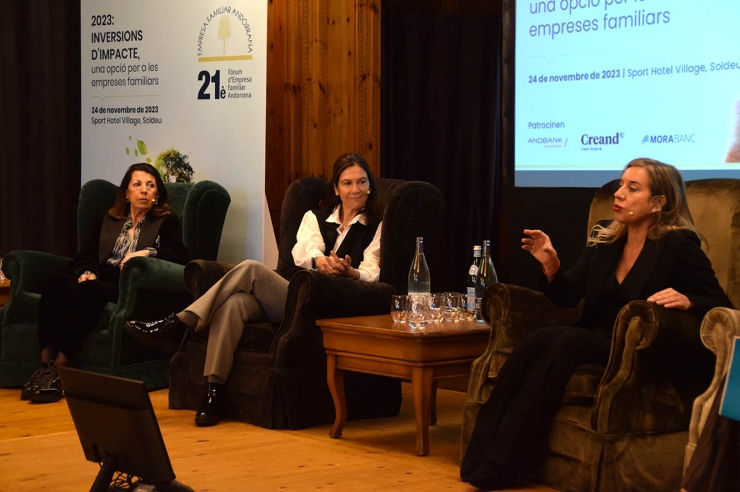 Un moment de la taula rodona 'Empreses familiars andorranes amb impacte  social' amb Isabel Escudé, Montserrat Cardelús i Mercedes Mora.
