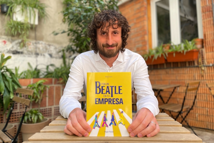 L'emprenedor i consultor, Roger Pastor, amb el seu llibre 'Posa un Beatle a la teva empresa'.