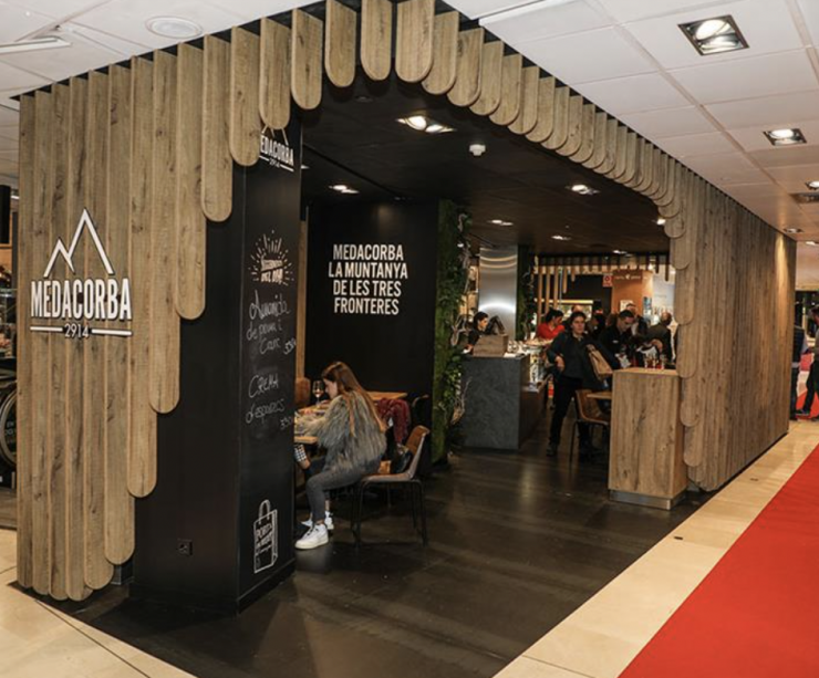 La cafeteria Medacorba és un espai íntim on es pot menjar plats que combinen la gastronomia francesa, espanyola i andorrana