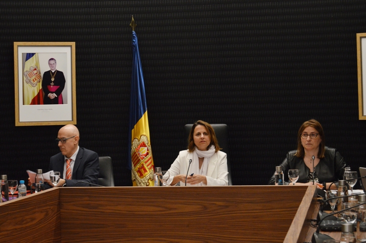 Els cònsols d'Escaldes-Engordany, Rosa Gili i Joaquim Dolsa, durant la sessió de consell de comú.