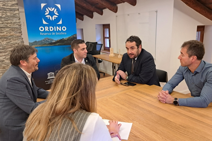 La reunió que ha tingut lloc entre els representants de l'Skal Club i el comú d'Ordino.