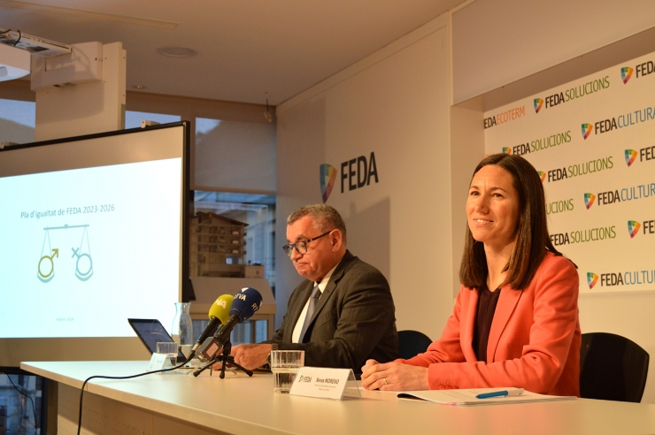 El director general i la directora de Sostenibilitat, Comunicació i Relació amb els Clients de  FEDA, Albert Moles i Nerea Moreno, durant la roda de premsa de presentació del pla d'igualtat.