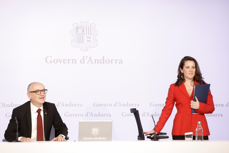 El ministre de Finances, Ramón Lladós i la secretària d'Estat d'Afers Financers Internacionals, Noelia Souque, en un moment de la compareixença.