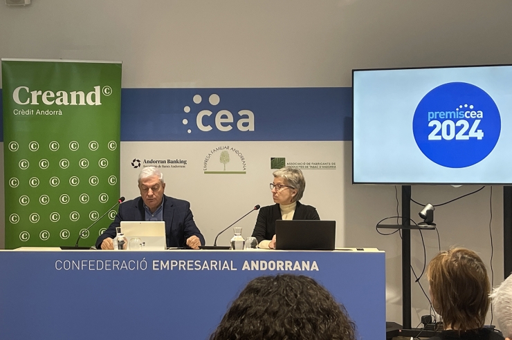El president de la CEA, Gerard Cadena i la directora d'Andorra Business, Judit Hidalgo, en la presentació dels premis.