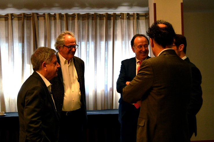 El consultor estratègic i expert en geopolítica Marcos Urarte conversa amb membres de l'Empresa Familiar Andorrana (EFA) abans de la xerrada.