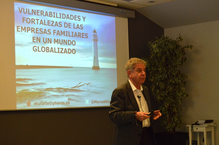 El consultor estratègic i expert en geopolítica Marcos Urarte, durant la xerrada organitzada per l'Empresa Familiar Andorrana (EFA).
 