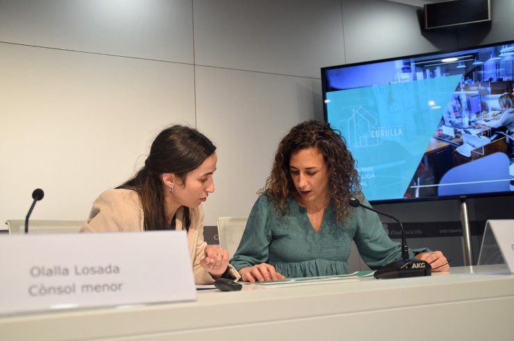 La cònsol menor d'Andorra la Vella, Olalla Losada, i la consellera de Social, Joventut i Espai Ciutadà, Maria Nazzaro, durant la roda de premsa de presentació del nou programa laboral.