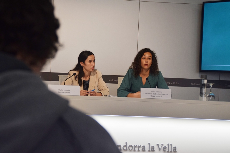 La cònsol menor d'Andorra la Vella, Olalla Losada, i la consellera de  Social, Joventut i Espai Ciutadà, Maria Nazzaro, durant la roda de  premsa de presentació del nou programa laboral.