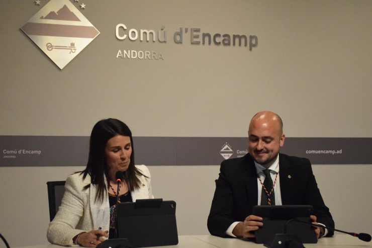 Els cònsols d'Encamp, Laura Mas i Xavier Fernàndez, en la roda de premsa posterior a la sessió de comú.
