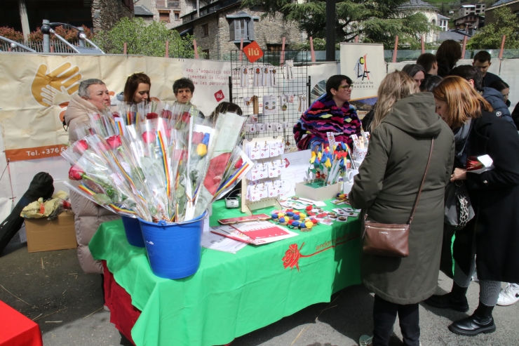 La parada de Sant Jordi a la plaça del Poble d'Andorra la Vella on es podien adquirir els productes d'i&i Serveis.