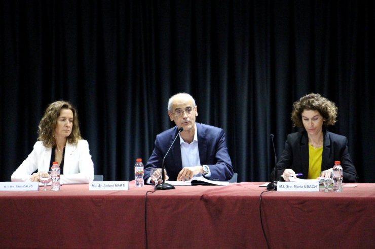 El cap de Govern, Toni Martí, i les ministres d'Exteriors i de Medi Ambient, Maria Ubach i Sílvia Calvó, durant la reunió del Pacte d'Estat amb els agents econòmics i socials.