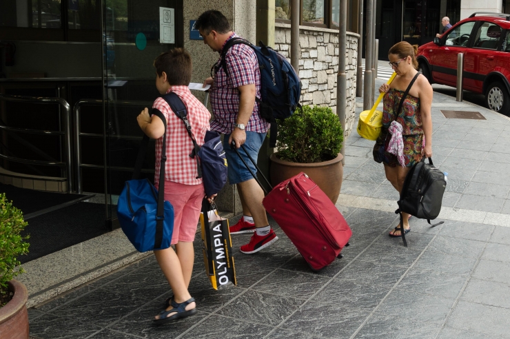 Uns turistes entrant en un hotel d'Escaldes-Engordany.