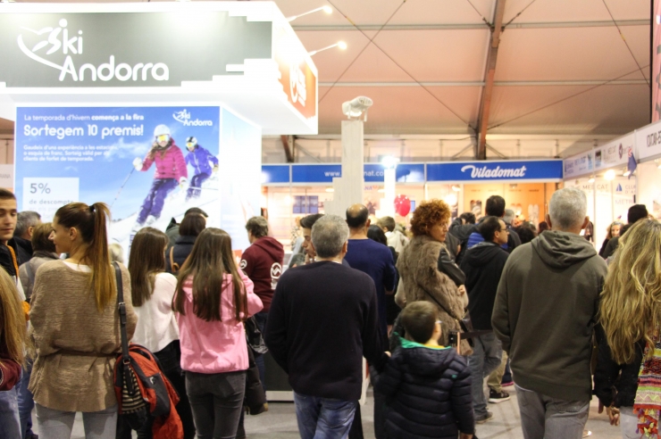 Cues de visitants per comprar el forfets als estands de les estacions i Ski Andorra.