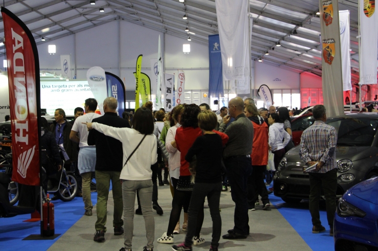 Visitants a la zona reservada als vehicles.