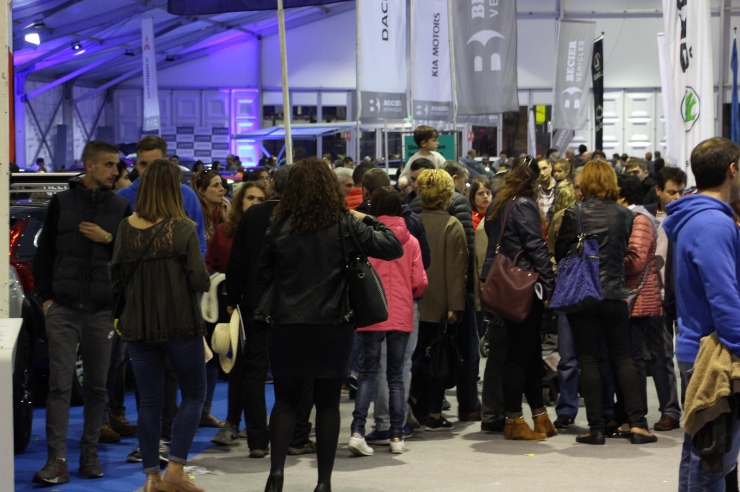 Visitants a la zona de vehicles.