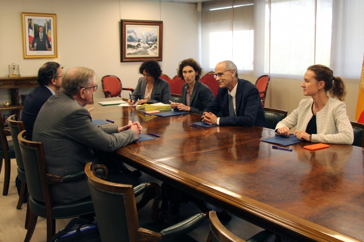 L'inici de la reunió entre el cap de Govern, Toni Martí; la ministra   d'Agricultura, Medi Ambient i Sostenibilitat, Sílvia Calvó; la ministra   d'Afers Exteriors, Maria Ubach; i el cap negociador adjunt de la Unió   Europea, Claude Maerten, aquest dimarts.