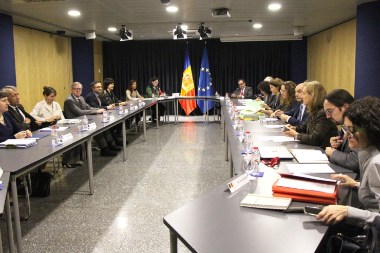 Reunió entre les delegacions de la UE (esquerra) i andorrana (dreta) per l'acord d'associació amb la Unió Europea.
