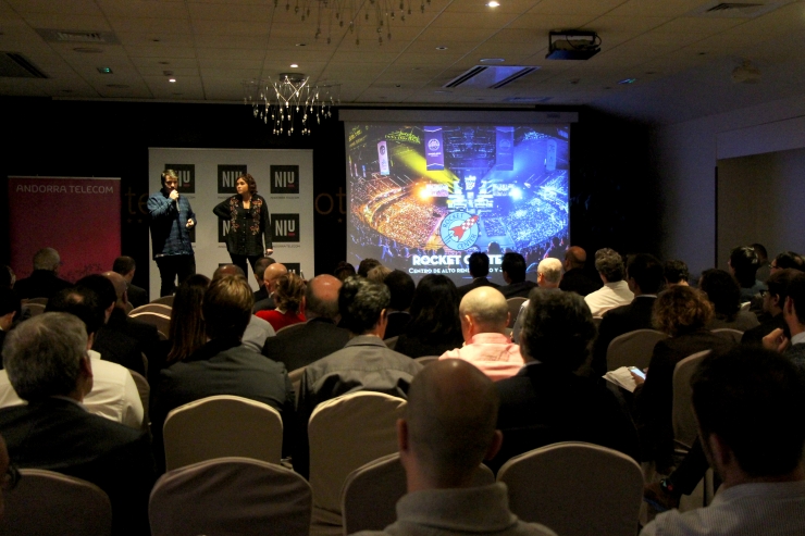 Una 'start-up' presenta el seu projecte davant dels inversors.
