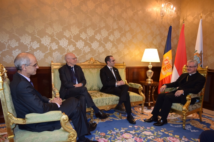 Un moment de la trobada entre el ministre d'Estat de Mònaco, Serge Telle; el secretari d'Estat d'Afers Exteriors, Afers Polítics i de la Justícia de San Marino, Nicola Renzi; i el cap de Govern, Toni Martí, amb el copríncep episcopal, Joan-Enric Vives.