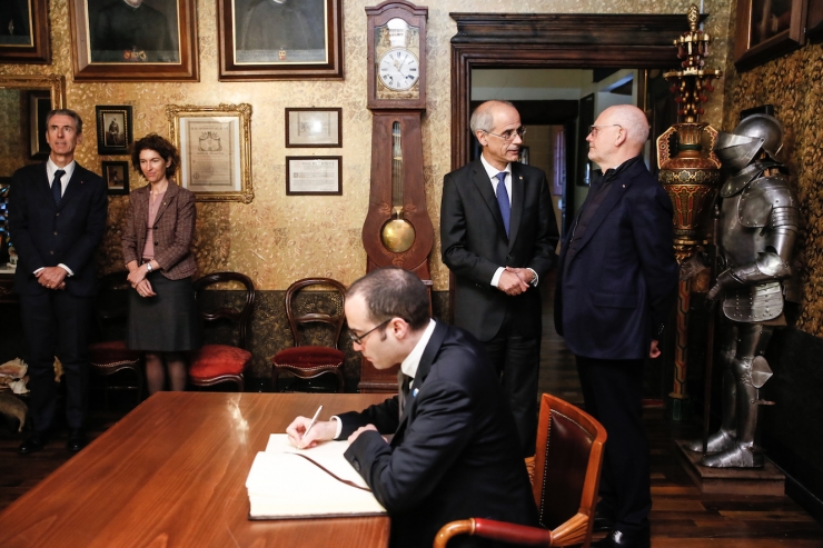 Un moment de la visita de les tres delegacions a la Casa Museu d'Areny-Plandolit.