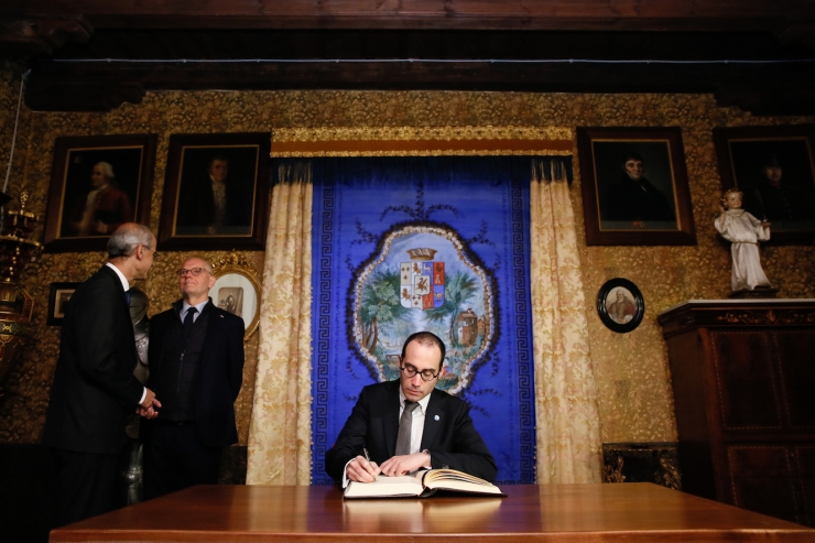 Un moment de la visita de les tres delegacions a la Casa Museu d'Areny-Plandolit.