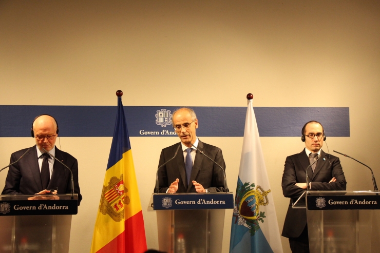 El ministre d’Estat de Mònaco, Serge Telle; el cap de Govern, Toni Martí; i el secretari d’Afers Exteriors, d’Afers Polítics i de la Justícia de San Marino, Nicola Renzi, durant la roda de premsa conjunta.