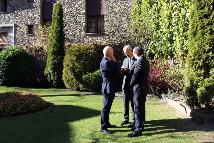 El ministre d’Estat de Mònaco, Serge Telle; el cap de Govern, Toni  Martí; i el secretari d’Afers Exteriors, d’Afers Polítics i de la  Justícia de San Marino, Nicola Renzi, en acabar la jornada de reunions.