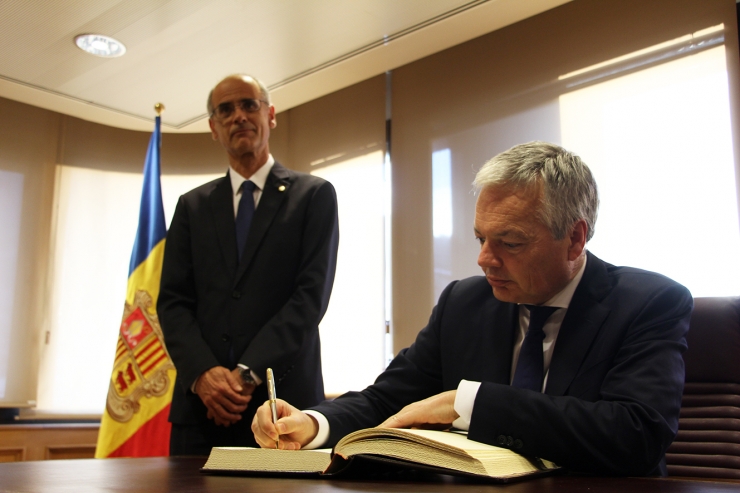 El vice-primer ministre i ministre d’Afers Exteriors i Europeus de Bèlgica, Didier Reynders, signa al llibre d'or.