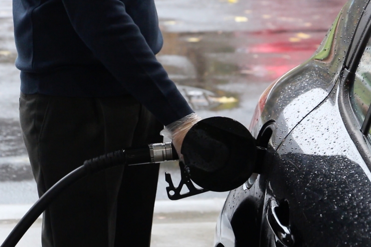 Un client posa combustible al seu vehicle.