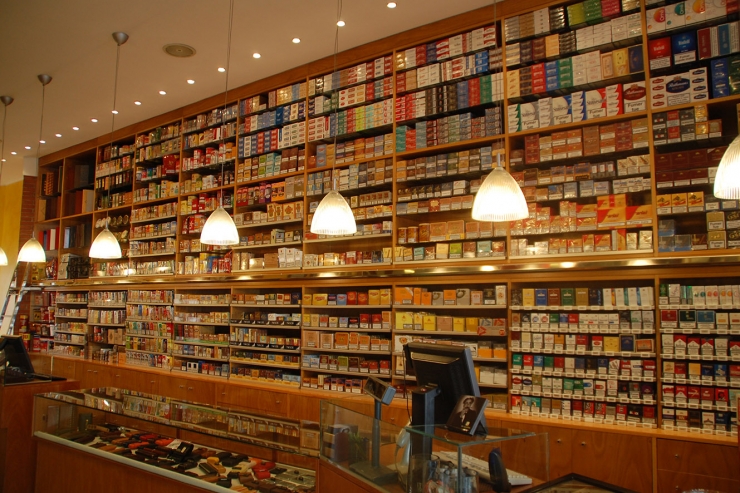 Interior d'un comerç minorista dedicat a la venda de tabac.