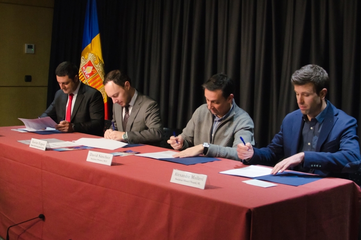 Un moment de la signatura el conveni d'adhesió a la Xarxa d'empreses inclusives.