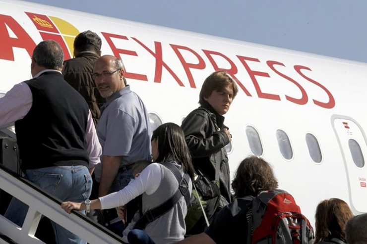 Passatgers pujant a un avió.