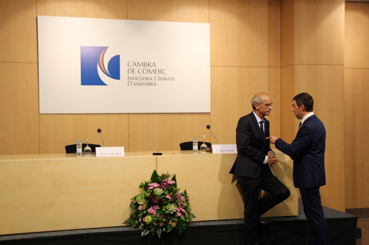 El cap de Govern, Toni Martí conversa amb el president de la Cambra de Comerç, Marc Pantebre.