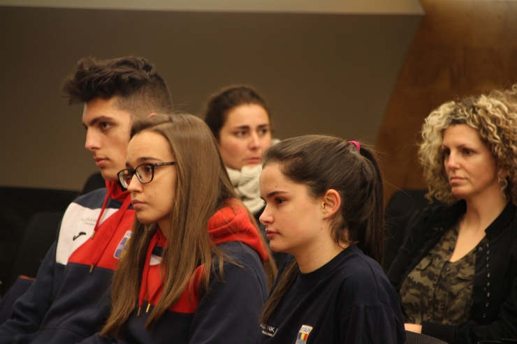 D'esquerra a dreta, els nedadors Patrick Pelegrina, Lea Ricart i Ainhoa Lopez durant l'acte.