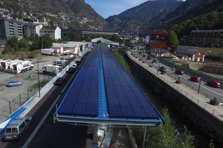 Vista aèria de les plaques fotovoltaiques de l'Estació Nacional d'Autobusos, la instal·lació més gran d'aquest tipus a Andorra.