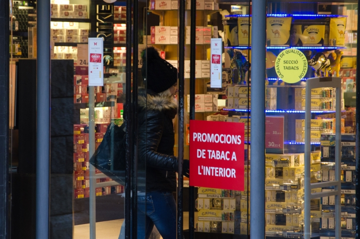 Entrada d'una botiga especialitzada en tabacs.