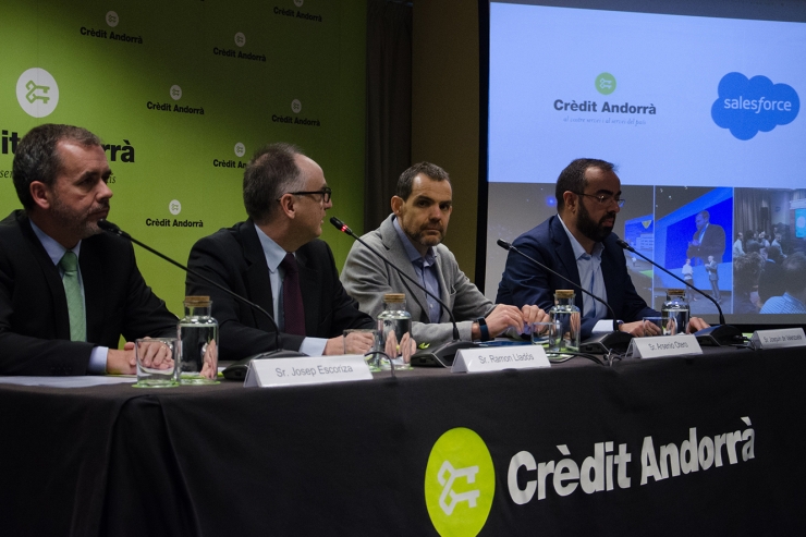 D'esquerra a dreta, el director de l'àrea de Mitjans de Crèdit Andorrà, Josep Escoriza, el director de la divisió de serveis corporatius de Crèdit Andorrà, Ramon Lladós, el vicepresident d'Operacions de Negoci Europa, Orient Mitjà i Àfrica de Salesforce, Arsenio Otero, el director de Serveis Financers d'Europa, Orient Mitjà i Àfrica de Salesforce, Joaquín de Valenzuela