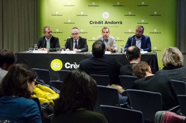 D'esquerra a dreta, el director de l'àrea de Mitjans de Crèdit Andorrà, Josep Escoriza, el director de la divisió de serveis corporatius de Crèdit Andorrà, Ramon Lladós, el vicepresident d'Operacions de Negoci Europa, Orient Mitjà i Àfrica de Salesforce, Arsenio Otero, el director de Serveis Financers d'Europa, Orient Mitjà i Àfrica de Salesforce, Joaquín de Valenzuela