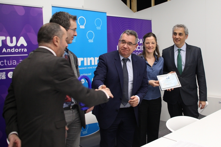 Pere Montes de Oca, director de Gamma Managament; Jean-Marc Coulon, director general de Soc Creatiu; Albert Moles, president d'ACTinn; Sandra Thuard, directora de Commit, i François Ruiz, director d'Andorsoft, durant el lliurament del premi.
