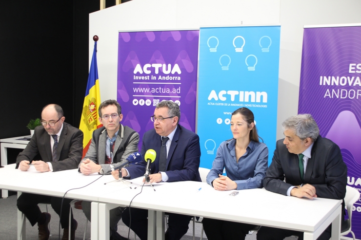 Pere Montes de Oca, director de Gamma Managament; Jean-Marc Coulon, director general de Soc Creatiu; Albert Moles, president d'ACTinn; Sandra Thuard, directora de Commit, i François Ruiz, director d'Andorsoft, en un moment de la roda de premsa.