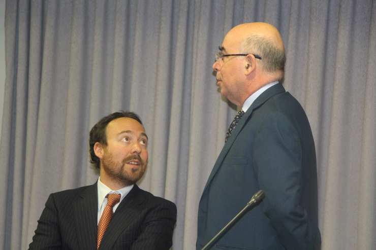 El conferenciant Federico Steinberg amb l'ambaixador d'Espanya a Andorra, Manuel Montobbio.