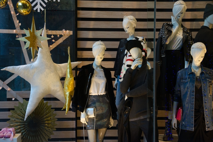 Aparador d'una botiga de moda.