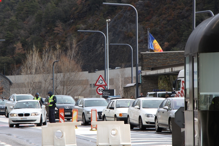 Els serveis mínims de la duana realitzen aquest dijous i divendres vaga de zel, és a dir, revisen tots els vehicles i transportistes.